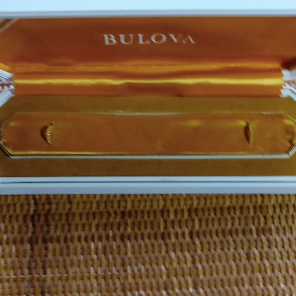 Ladies Bulova watch in box, 10 kt. Gold Lady Bulova Petite - Picture 14 of 16